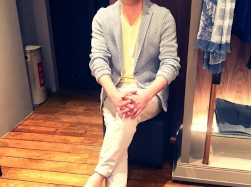 イエローのTシャツはじめ、カラフルコーディネートを簡単にしてくれる白パンツのキャンバス効果。