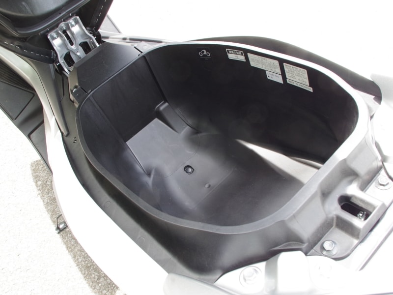 シート下収納スペースはマジェスティSと比べるとせまい