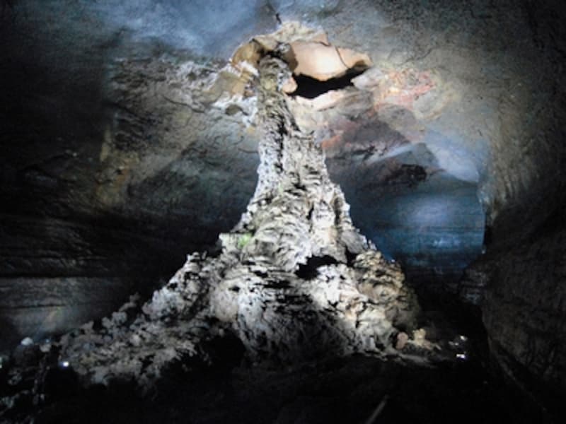万丈窟で絶対見ておきたい溶岩石柱（C)済州特別自治道庁