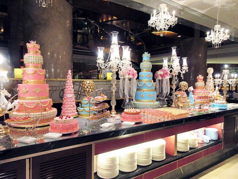 ヒルトン東京 エントランス近くのブッフェ台