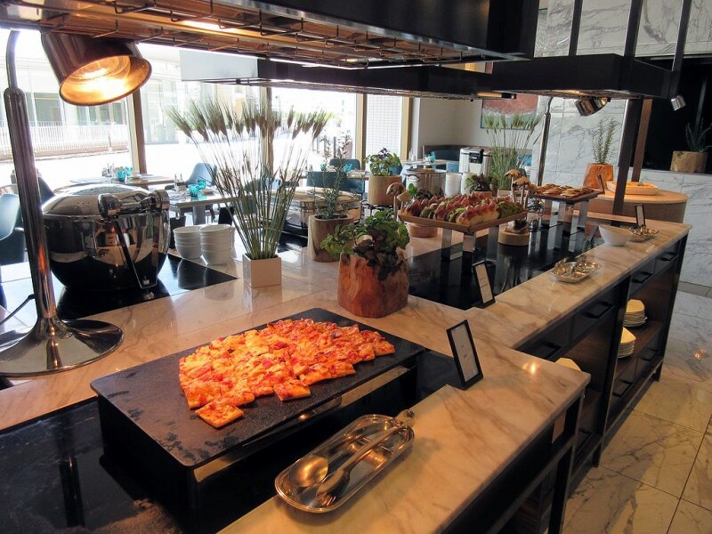 シースケープ テラス・ダイニング 料理のブッフェ台