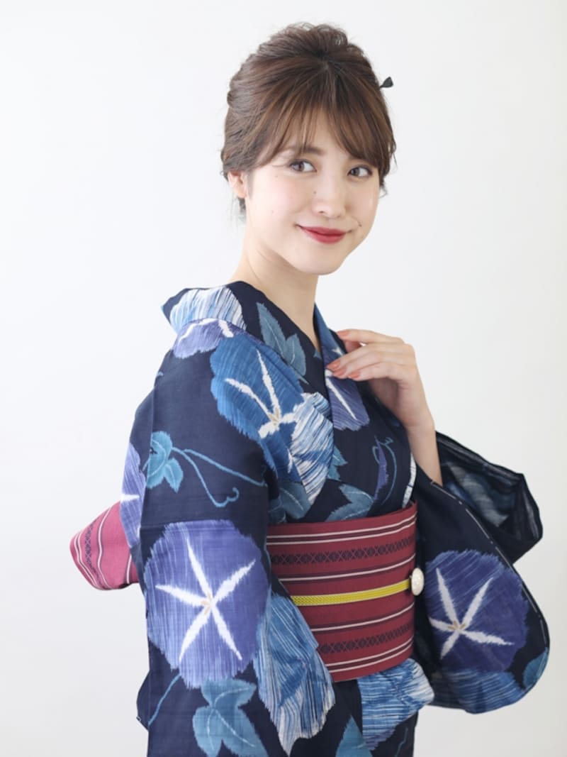 大きな朝顔が涼やかな紺地の浴衣