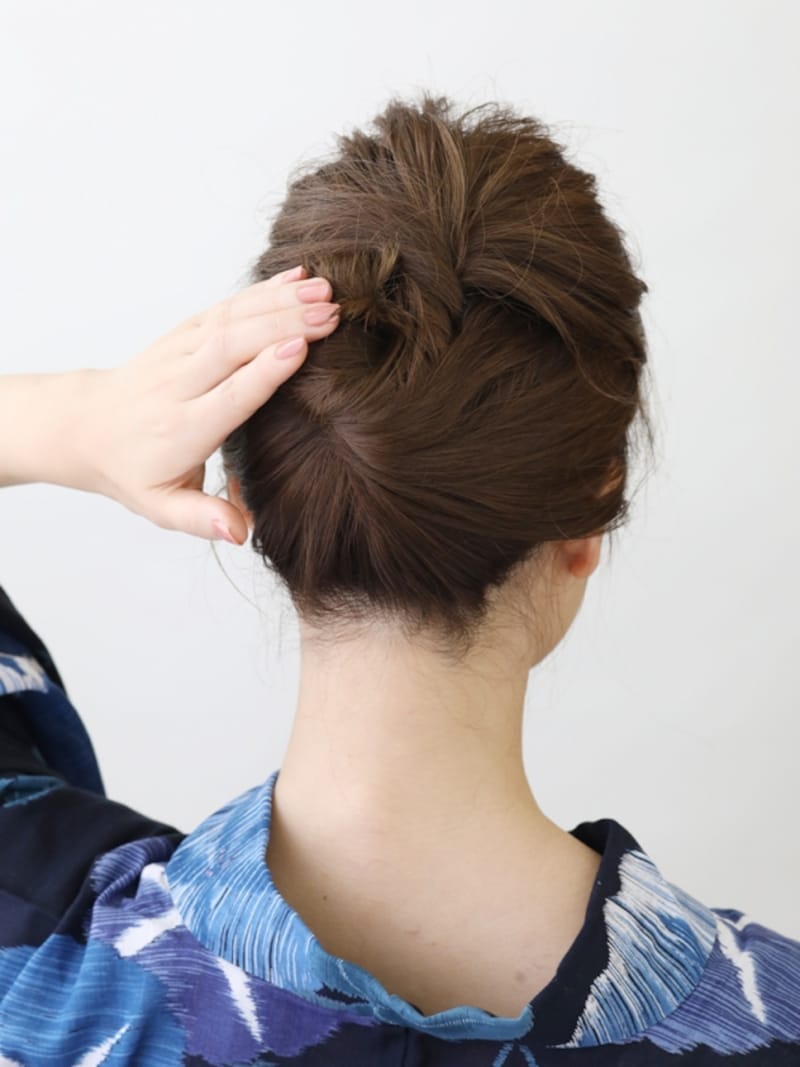 毛先を内側に折り込みながらピン留め