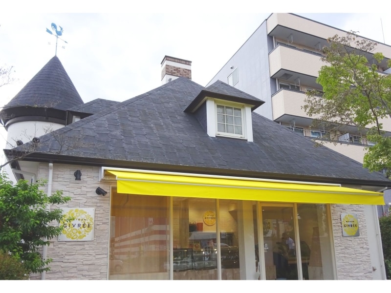 風見鶏が可愛らしい、「パティスリー メゾン ジブレー」の外観