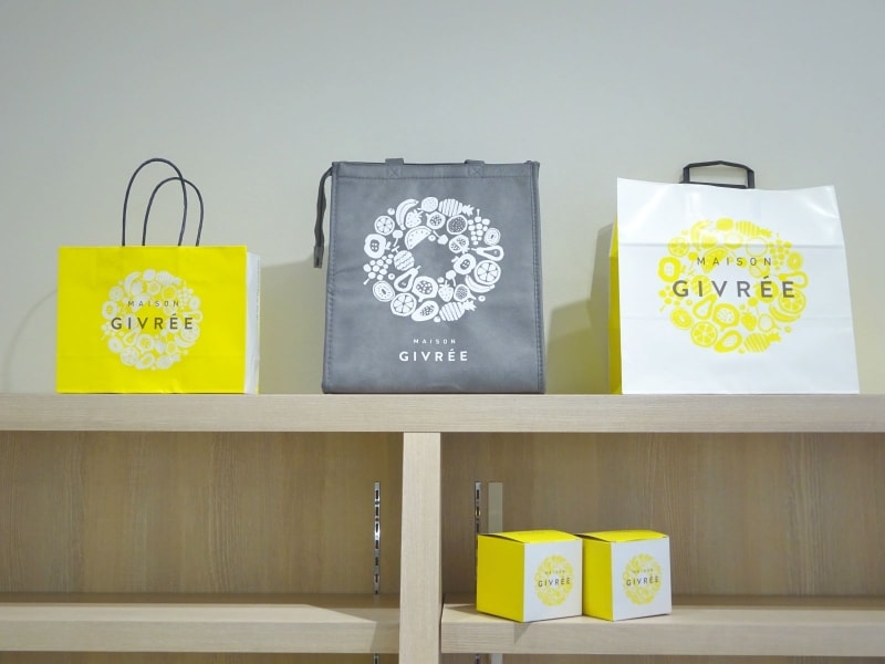 お店のテーマカラーである黄色基調の紙袋と、グレーがシックな保冷バッグ