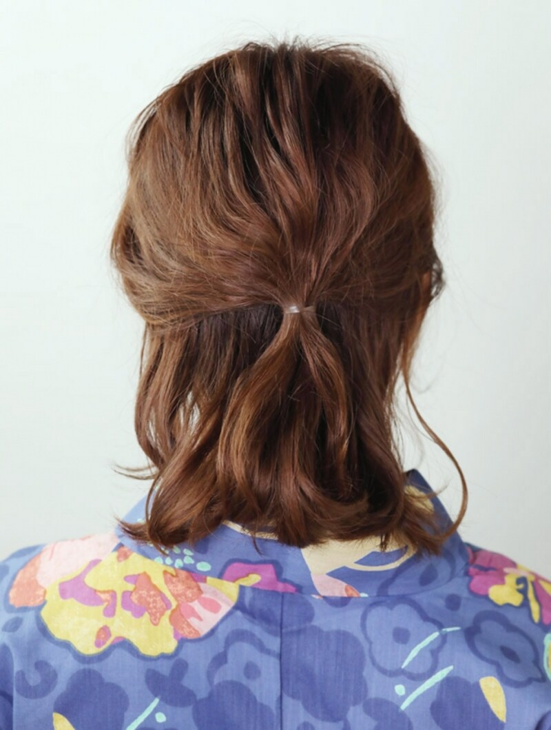 髪全体を巻いてからハーフアップに