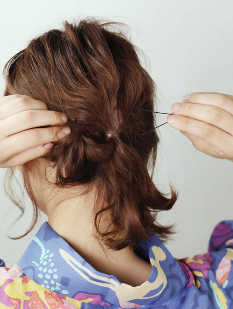 毛先を隠すようにしてアメピンで留める