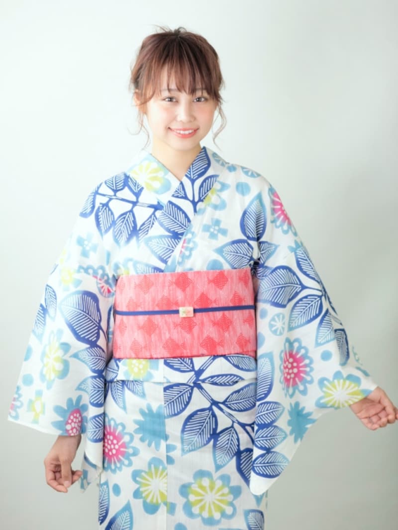 白地×花柄とリーフ柄の浴衣