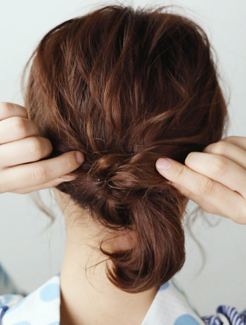 結び目を隠すように崩してピン留め