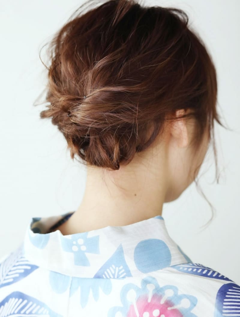 ミディアムレングスならではの小さなお団子がキュート