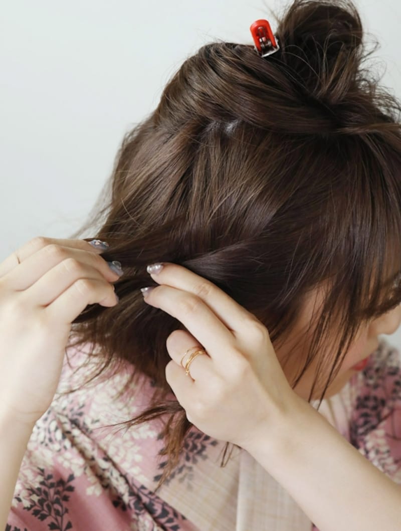 片側を耳下まで編み込んでピン留め