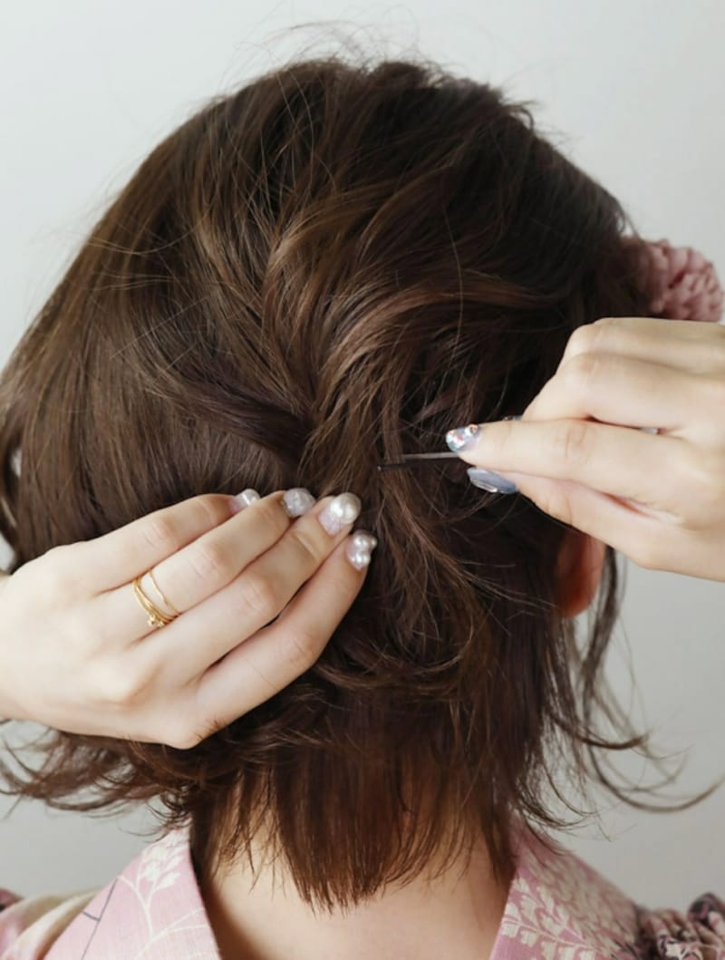 トップの髪を下ろして、ねじりながらピン留め