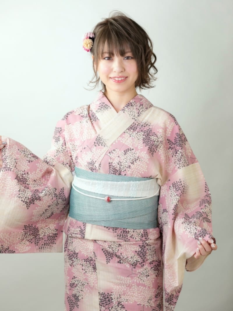 渋めのピンクが大人かわいい麻素材の浴衣