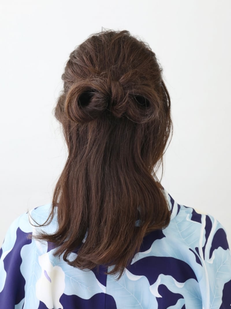 リボンヘアの上下からアメピンを差す