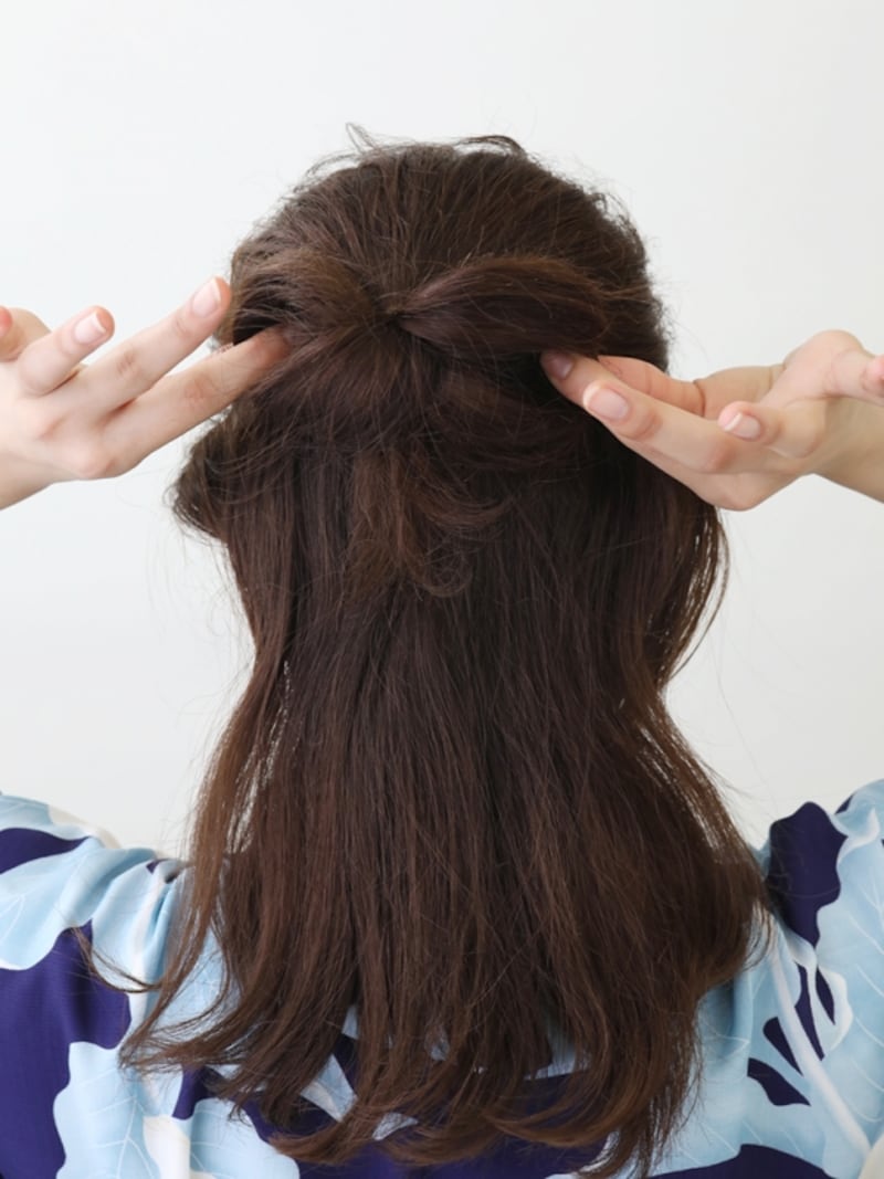 ーフアップで輪っかを作ってリボンヘアに
