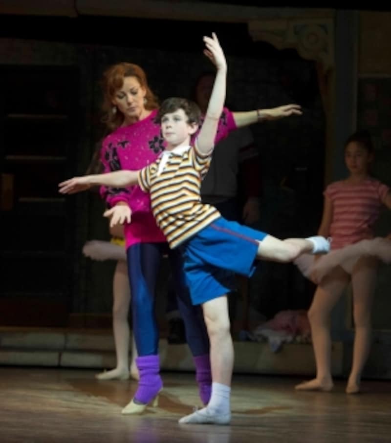 『Billy Elliot』英国版の舞台より、「Electricity」PHOTOS OF LONDON PRODUCTION BY ALASTAIR MUIR