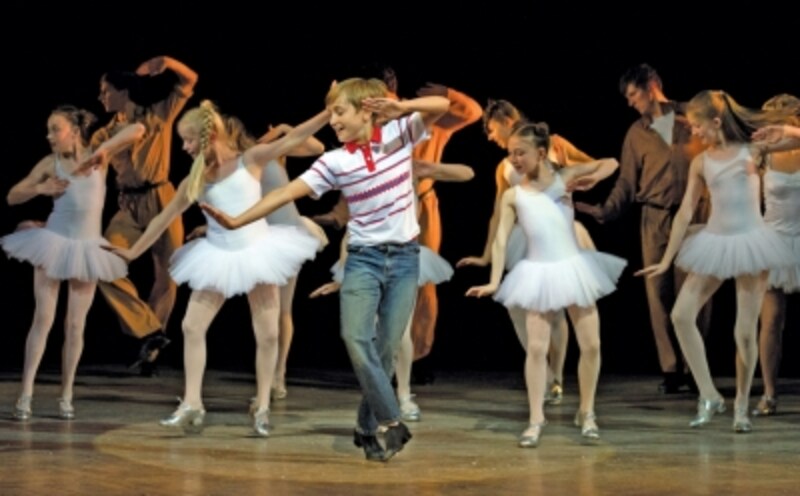 『Billy Elliot』英国版の舞台より。PHOTOS OF LONDON PRODUCTION BY ALASTAIR MUIR
