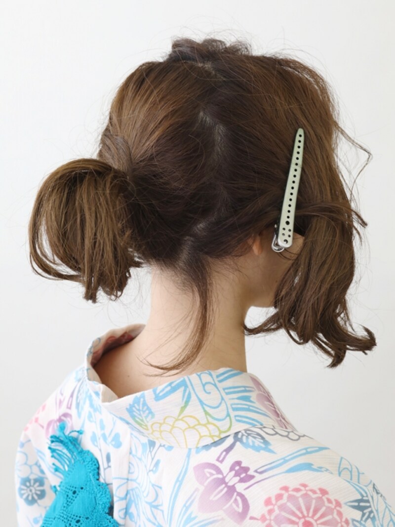 サイドの髪を残し、ひとつに結ぶ