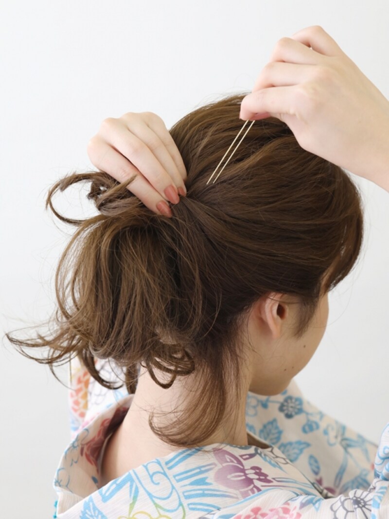 サイドの髪をねじりながら留める