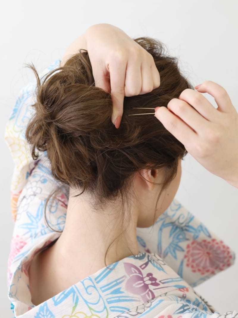 毛先をつまんで噴水上に散らす