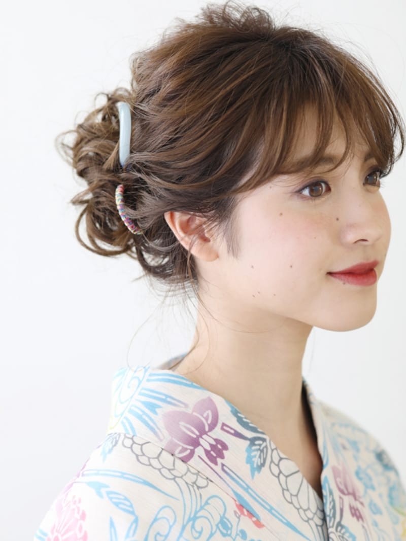 耳に髪が重なっていると大人っぽい印象に