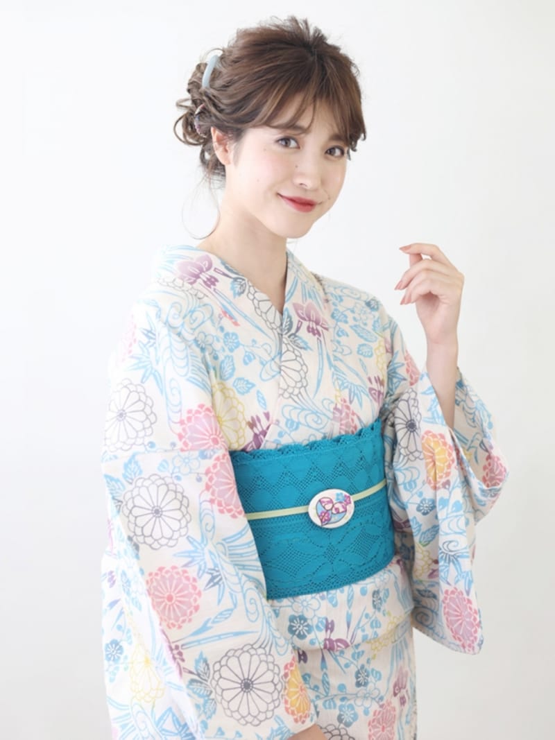 繊細な柄の浴衣とレース帯で可憐な雰囲気に