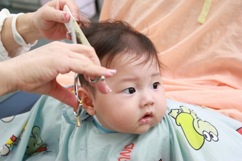 赤ちゃんの初めての散髪はいつどうやって行う？