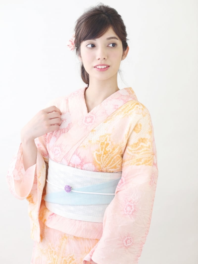 淡いピンクの浴衣でフェミニンに