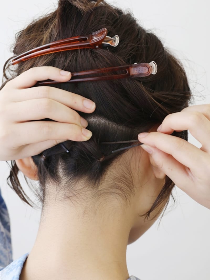 毛先を上にしてピンで固定