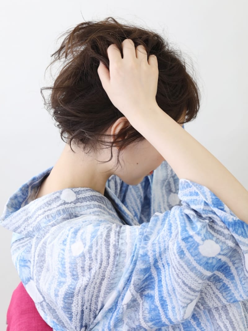 ヘアグリースを手ぐしで全体になじませる