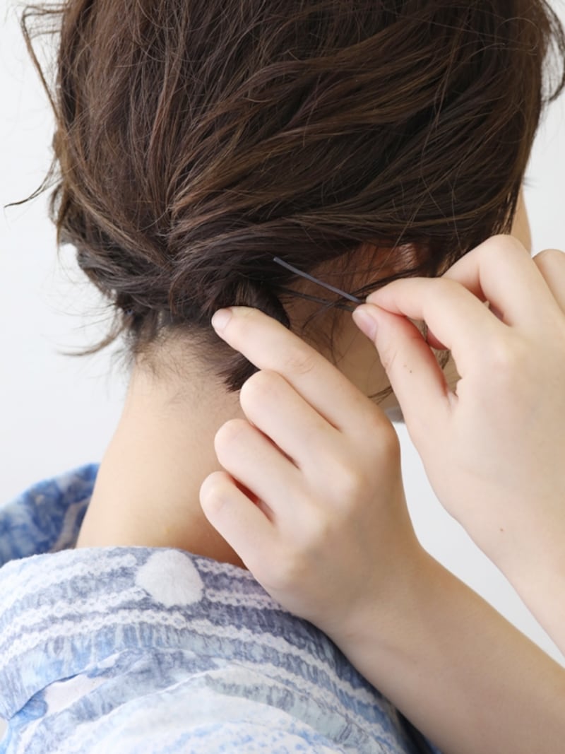 毛束を上から被せて、ねじりながらピン留め