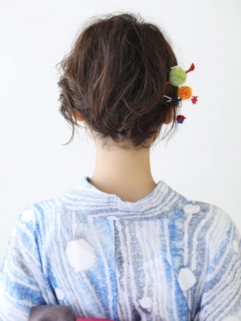 夜会巻きの土台になる毛束は、しっかりと隠す