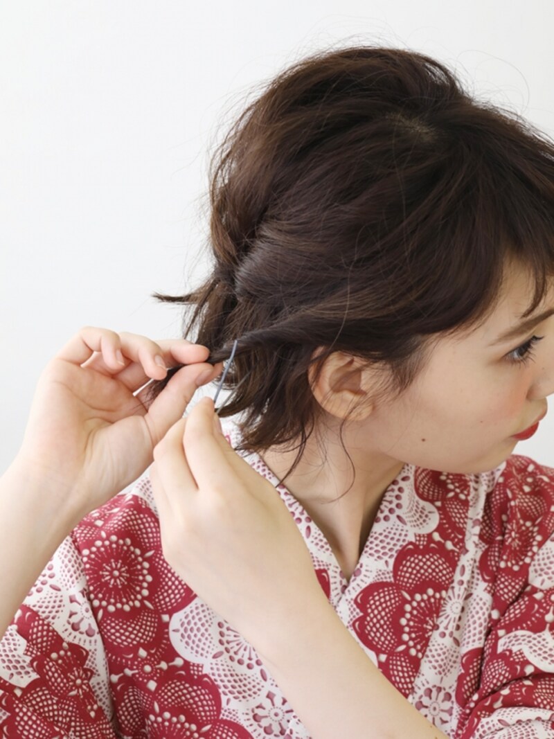 顔まわりの髪をねじってピン留め