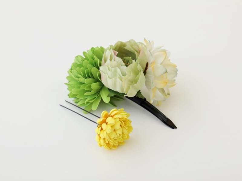 寒色のコサージュを差し色に