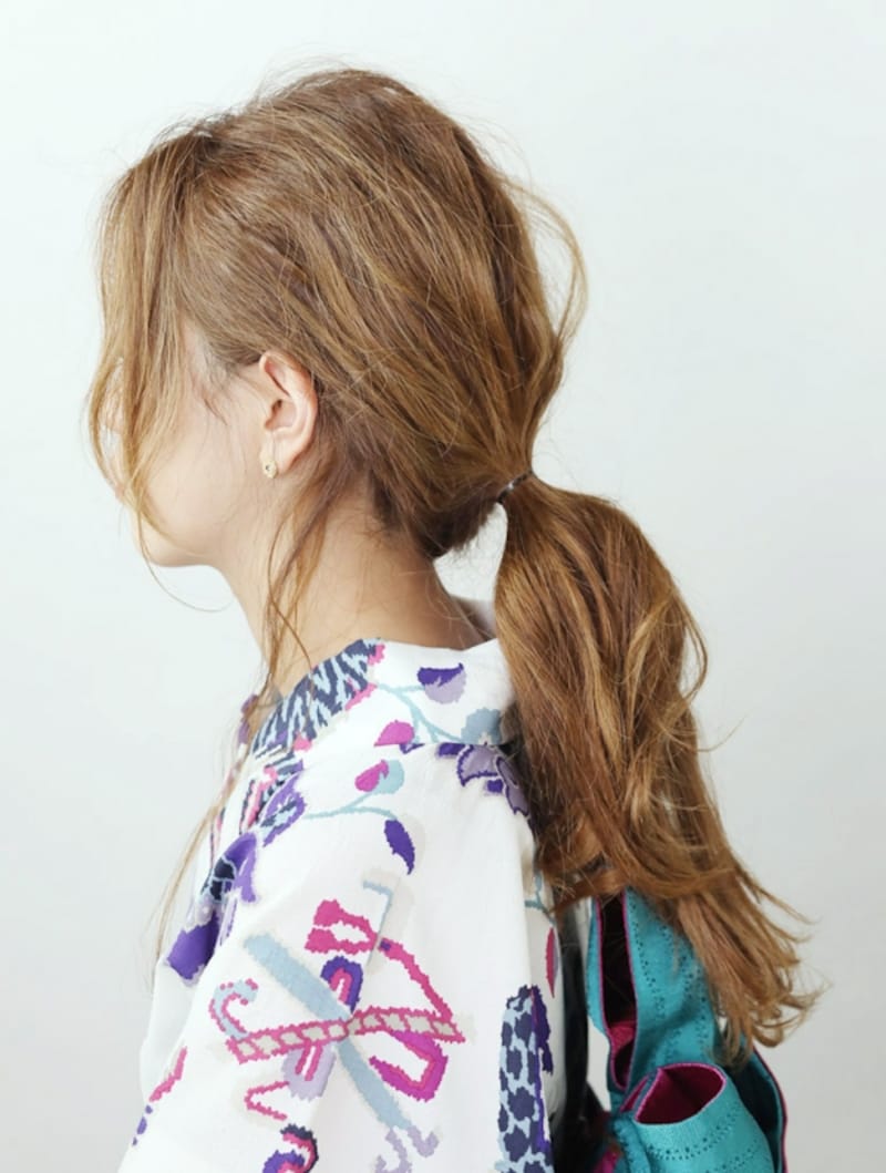 えり足よりも下の位置でゆるく結ぶ