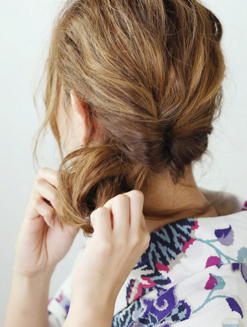 後ろ側から前側へと髪を通してくるりんぱ