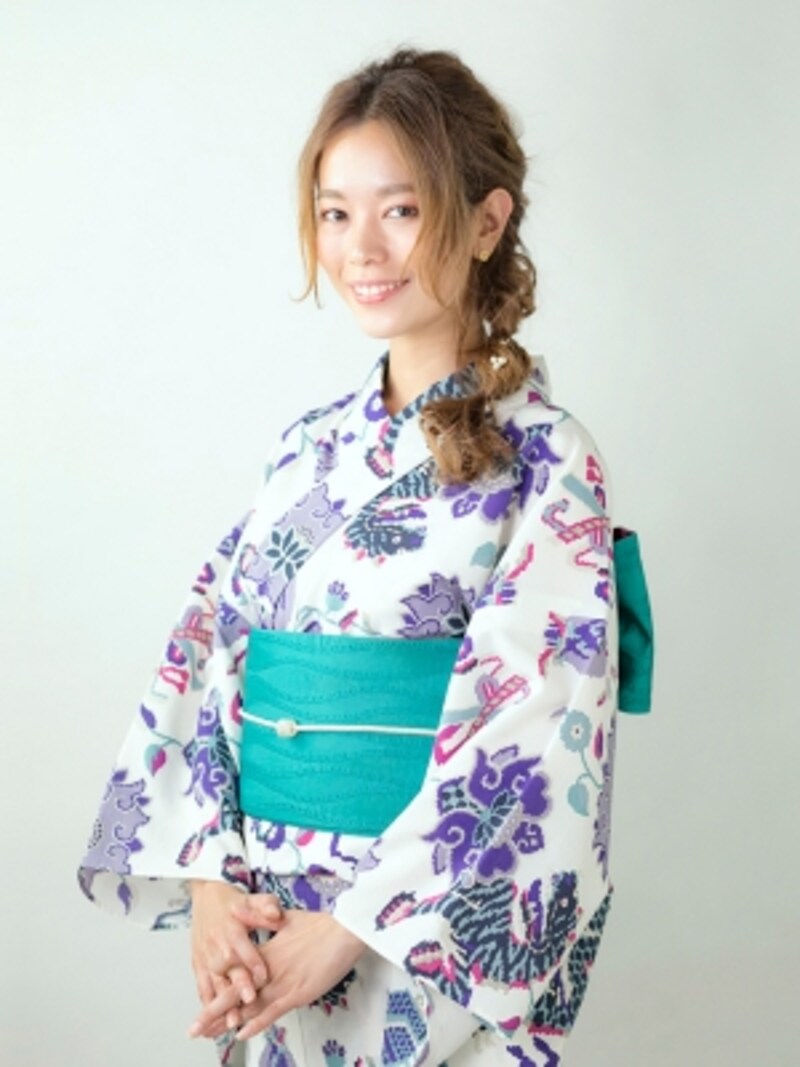 ロングに似合う 女の子気分のワンサイド浴衣アレンジ 浴衣ヘアアレンジ All About ロングに似合う 女の子気分のワンサイド浴衣アレンジ 浴衣ヘアアレンジ All About