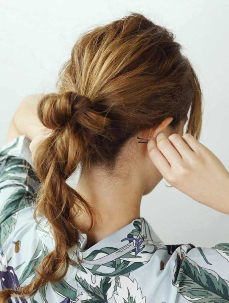 結び目に巻き付けアメピンで固定