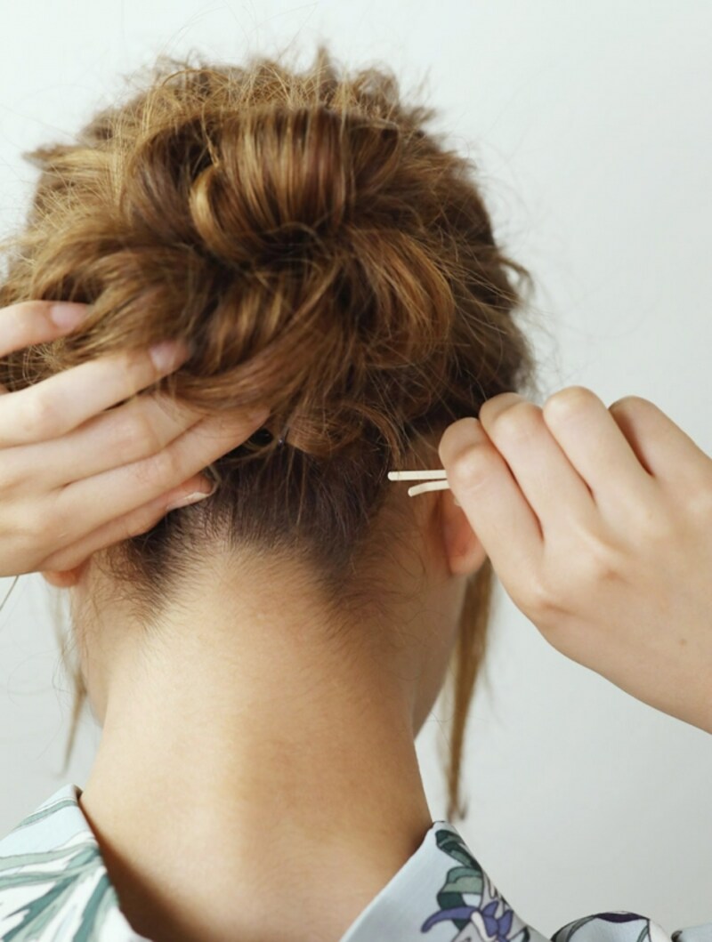 毛先をお団子の内側に入れ込んで留める