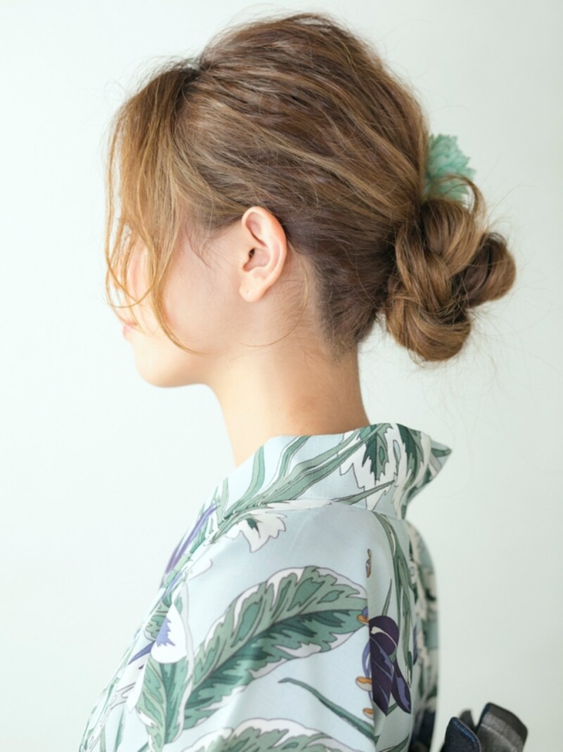 根元にゆとりを持たせ、低めの位置で結ぶのがコツ