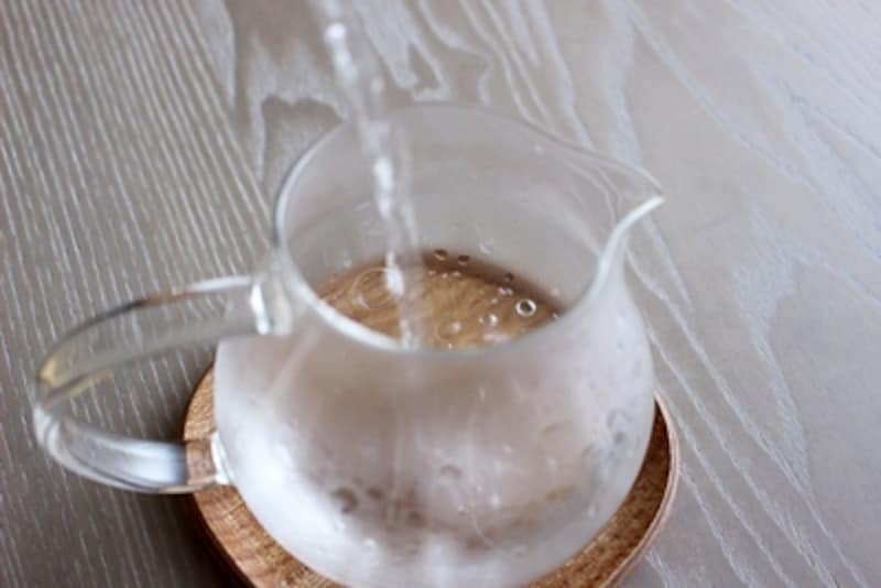 ホットで入れるときよりも少ない湯量で紅茶を入れます。しっかりとポットを温めてからスタートしてください