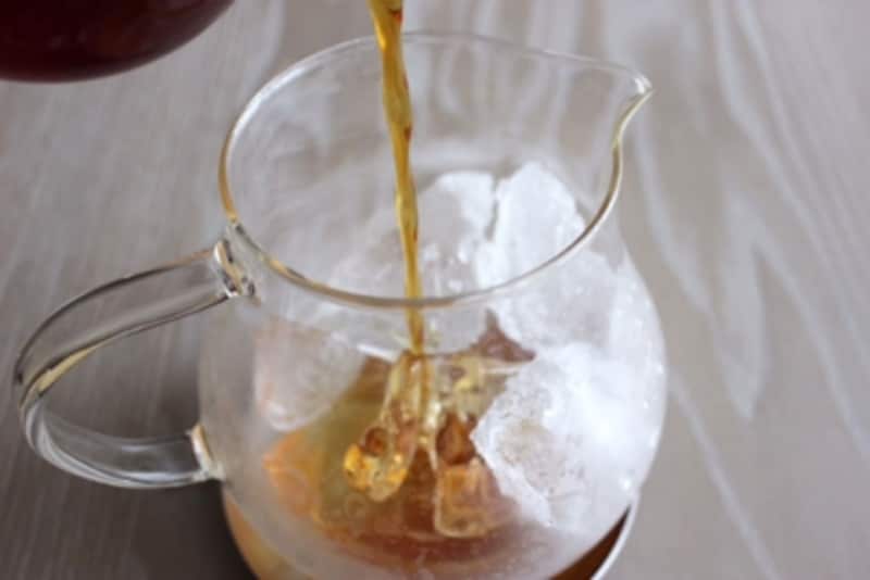 氷はたっぷり使います。そして手際よく紅茶液を冷やします
