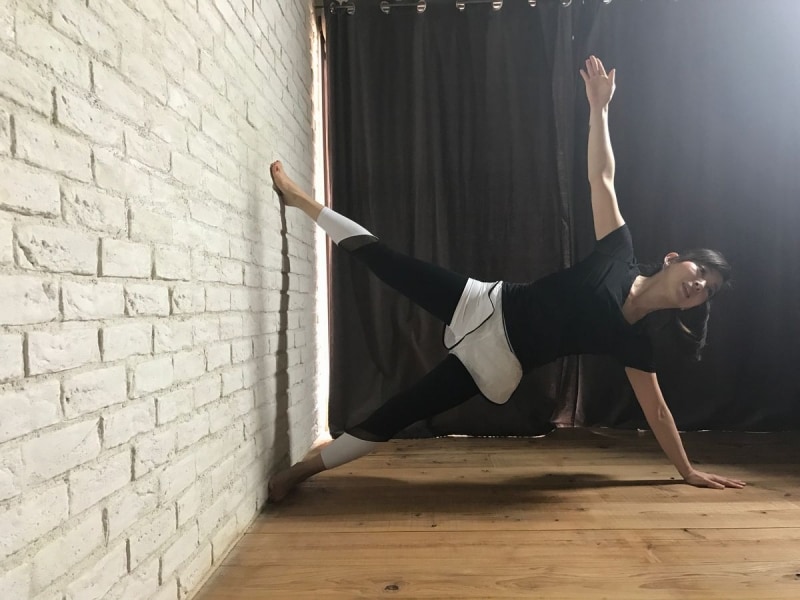 下になっているお腹で押し上げるように