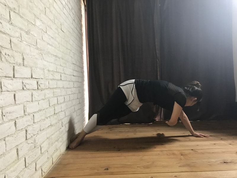 体がブレないように、お尻の位置が下がらないように!