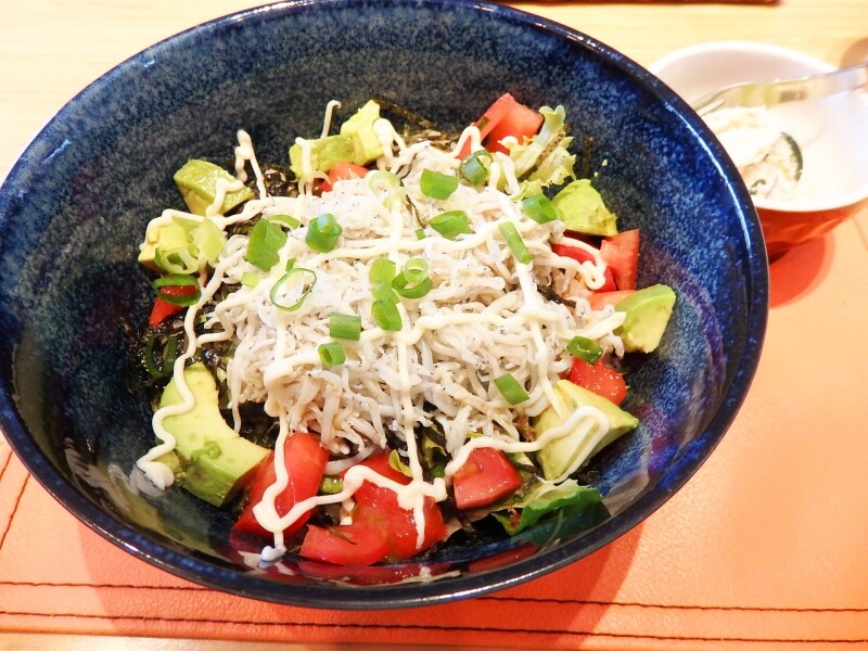 アボカドやトマトが載った洋風シラス丼