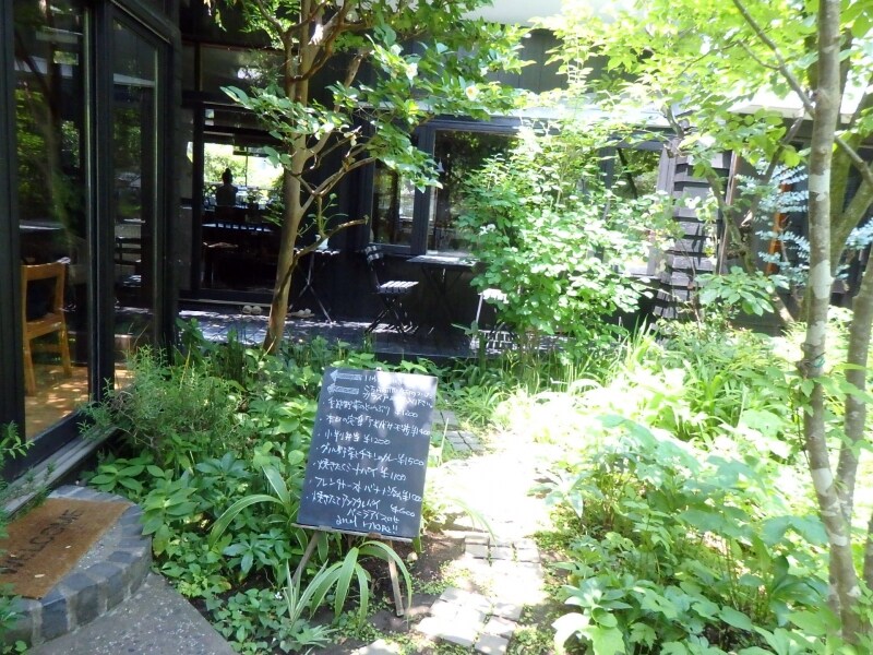 ナチュラルな緑に包まれたカフェkaeruのお庭