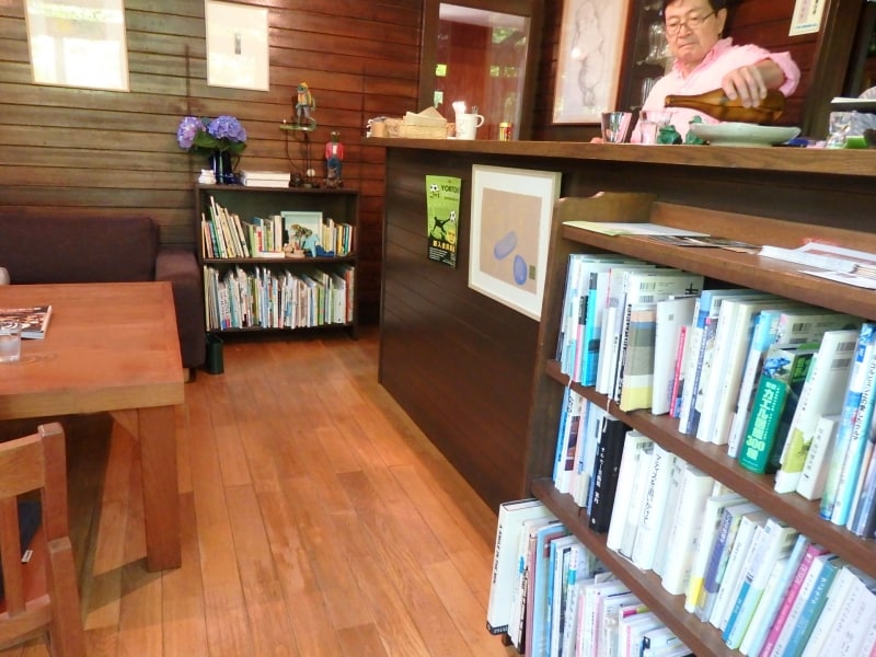 本もあってくつろげる店内