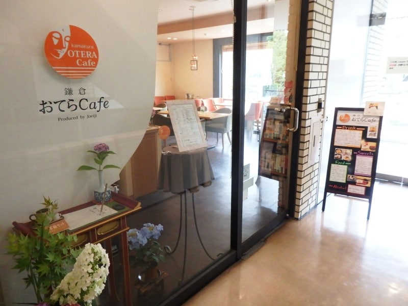 明るい雰囲気のおてらCafe
