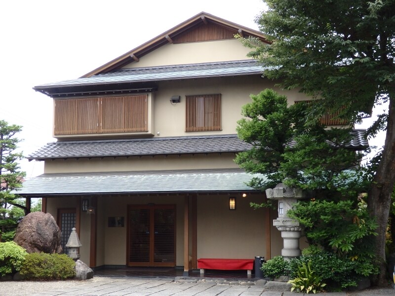 吉川市の中川東岸の老舗なまず料理店、糀家
