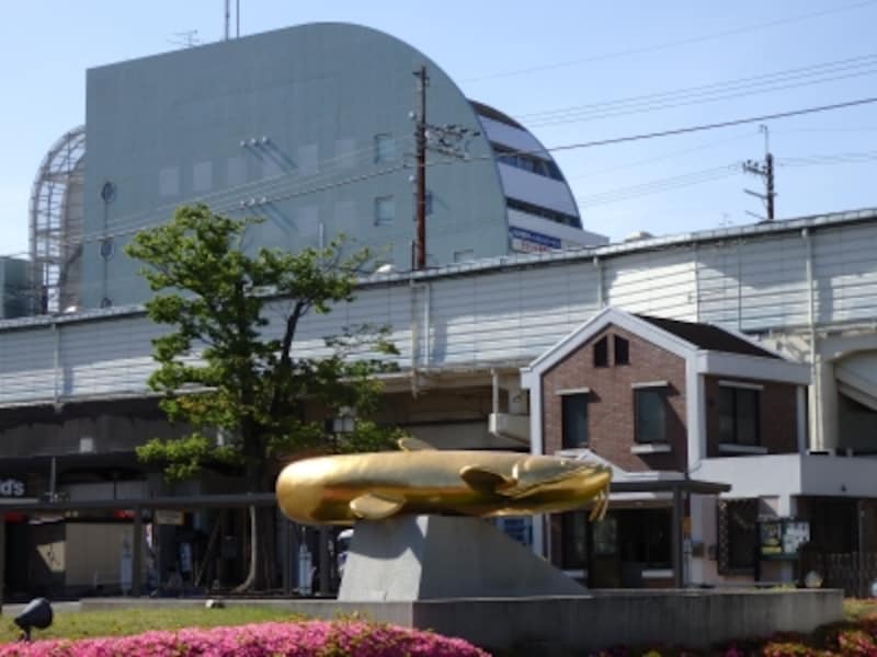 JR武蔵野線吉川駅前の大きな金色のなまずモニュメント